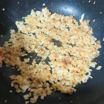 鯖の缶詰カレー　玉ねぎ生姜ニンニクを炒める